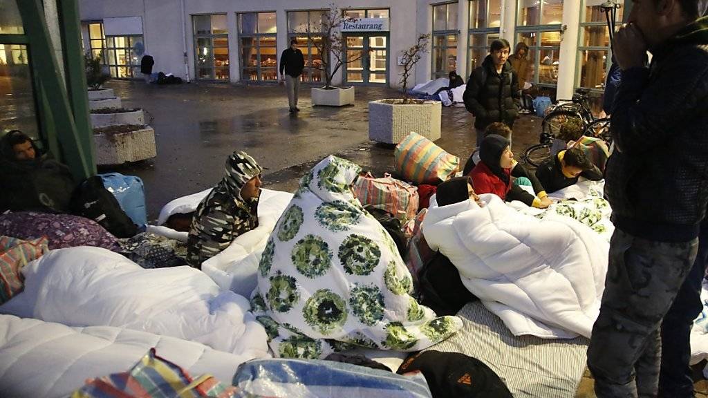 Flüchtlinge schlafen vor einem Empfangszentrum in Malmö: Schweden hat bei der EU-Kommission beantragt, aufgenommene Flüchtlinge über den Umsiedlungsmechanismus an andere Länder abgeben zu können. (Archivbild)