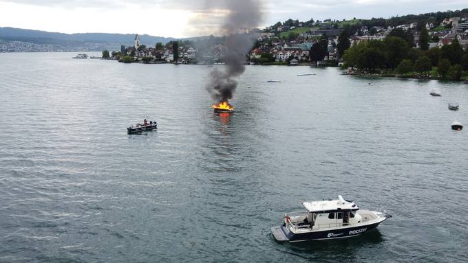 Boot geht in Flammen auf und sinkt während Löscharbeiten