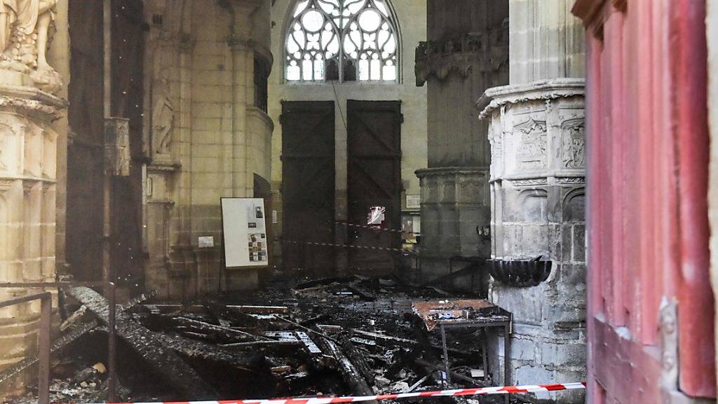 Verkohlte Trümmer liegen in der Kathedrale von Nantes. Foto: Sebastien Salom-Gomis/AFP/dpa