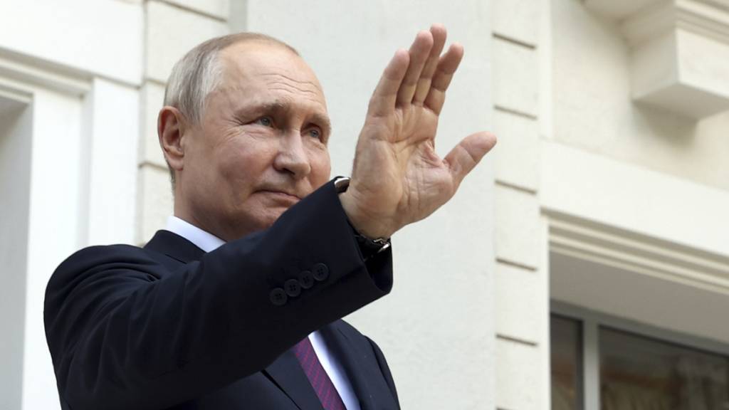 Auf diesem von der staatlichen russischen Nachrichtenagentur Sputnik via AP veröffentlichten Bild winkt Wladimir Putin, Präsident von Russland, dem türkischen Präsidenten Erdogan nach ihren Gesprächen zu. Foto: Sergei Karpukhin/Pool Sputnik Kremlin/AP/dpa - ACHTUNG: Nur zur redaktionellen Verwendung und nur mit vollständiger Nennung des vorstehenden Credits