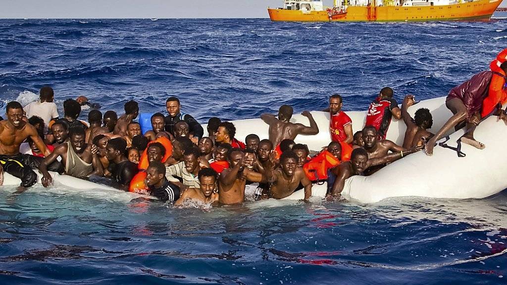 Die Zahl der Flüchtlinge, die über Libyen auf dem Seeweg nach Italien gelangen wollen, steigt. Die Boote sind meist überfüllt und drohen unterzugehen. (Archiv)