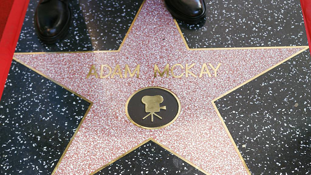 US-Regisseur und Drehbuchautor Adam McKay steht auf seinem Stern während einer Zeremonie zu seiner Ehrung mit einem Stern auf dem Hollywood Walk of Fame. Foto: Willy Sanjuan/Invision via AP/dpa