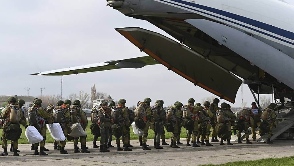 Russische Fallschirmjäger steigen in ein Flugzeug für Luftlandeübungen während Manövern in Taganrog.