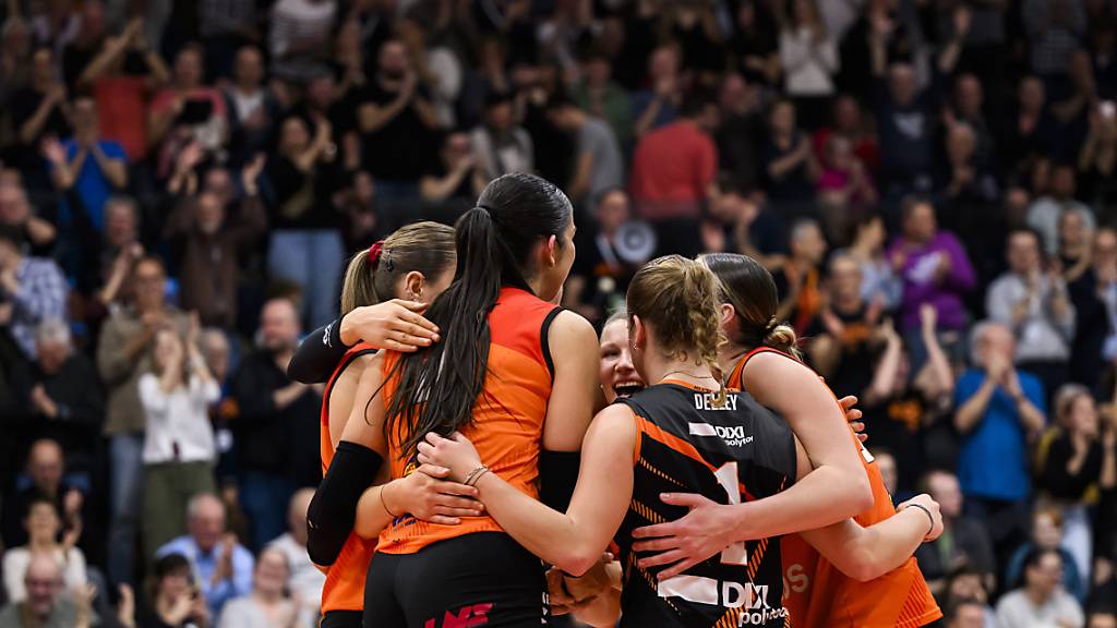 Grosser Jubel nach dem grossen Erfolg: Die Volleyballerinnen von Neuchâtel UC stehen nach einem hart erkämpften Erfolg im Halbfinal des CEV Cups