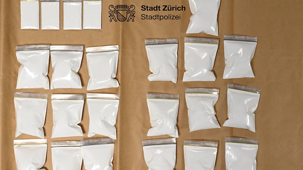 Nach der Verhaftung eines mutmasslichen Dealers am Mittwochabend in Zürich beschlagnahmte die Polizei bei Hausdurchsuchungen rund zwei Kilogramm Kokain.