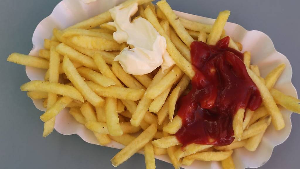 Das Bündner Amt für Lebensmittelsicherheit und Tiergesundheit beanstandete die Qualität des Frittieröls mehrerer Betriebe. (Symbolbild)