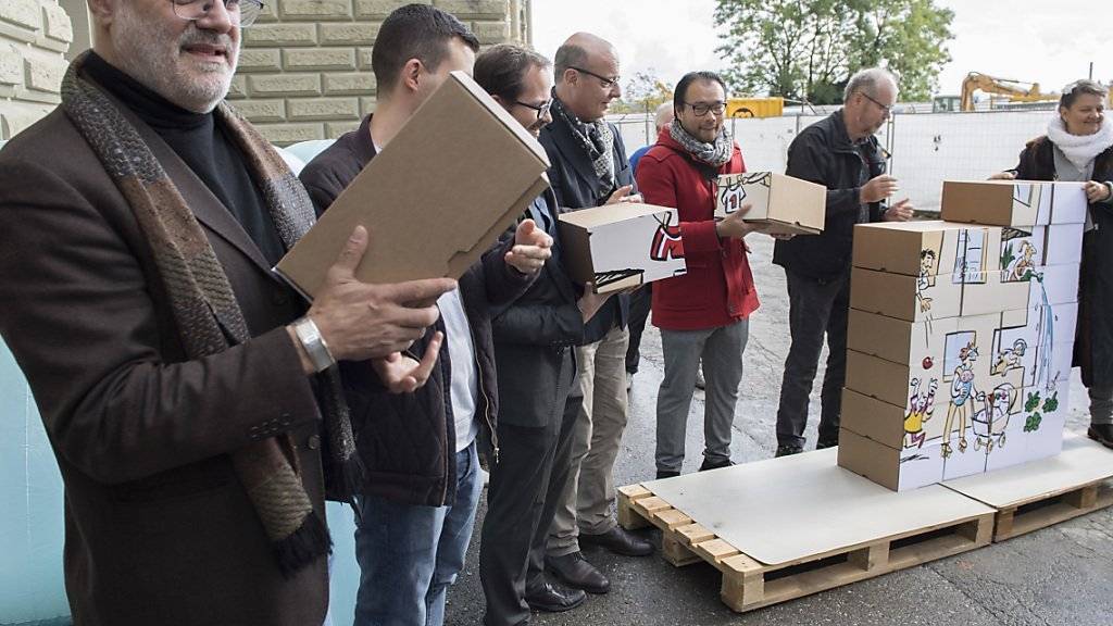 Der Genfer SP-Nationalrat Carlo Sommaruga (links), im Bild bei der Einreichung der Volksinitiative «Mehr bezahlbare Wohnungen», ist neuer Präsident des Schweizer Mieterinnen- und Mieterverbandes. (Archivbild)