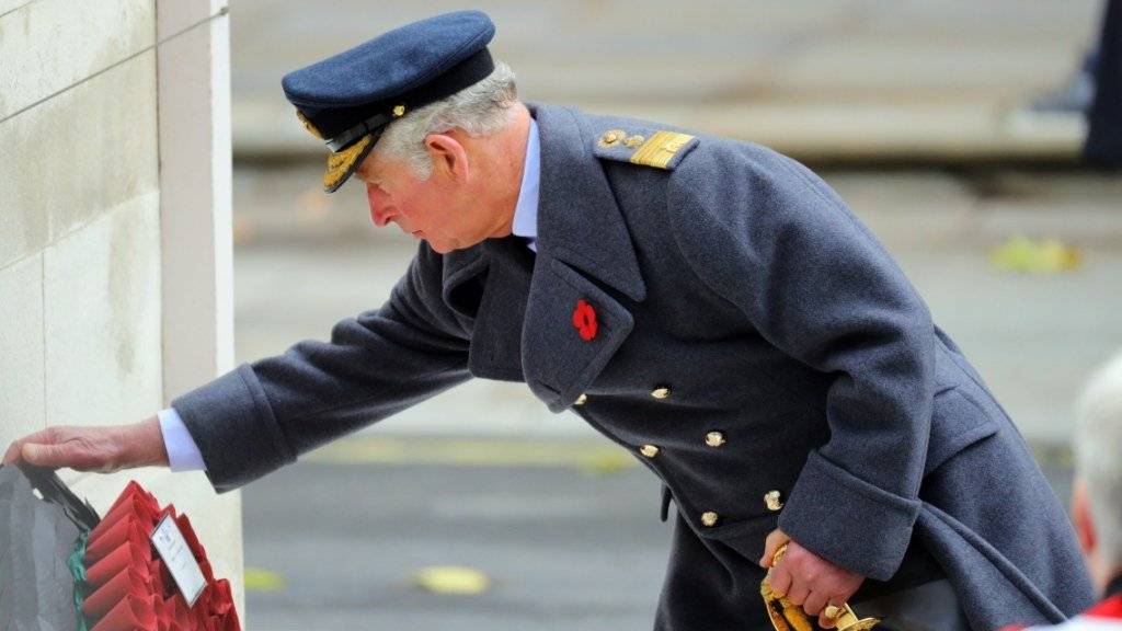 Der britische Thronfolger Prinz Charles legt einen Kranz am Denkmal für die gefallenen Soldaten nieder.