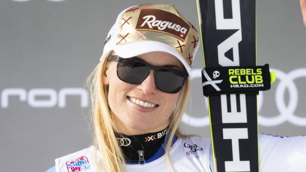 Lara Gut-Behrami winkt vom Super-G-Podest in St. Moritz