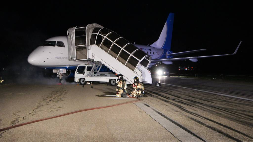 Das Fahrwerk des Flugzeugs ist beim Landeanflug «eingebrochen», so das Szenario. (Bild: FM1Today)