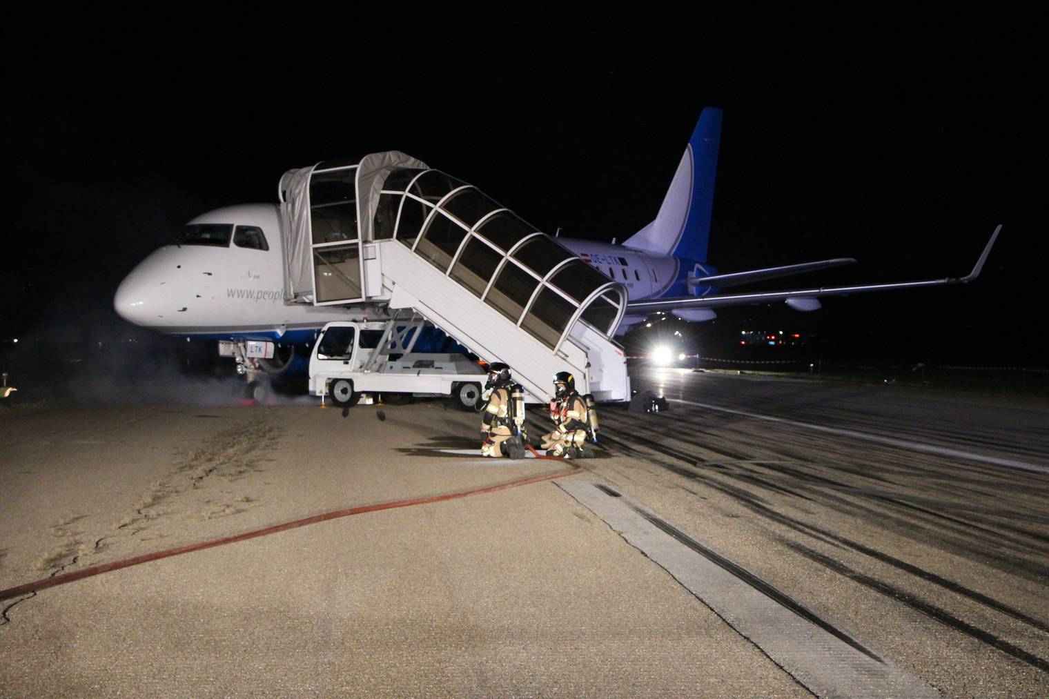 Das Fahrwerk des Flugzeugs ist beim Landeanflug «eingebrochen», so das Szenario. (Bild: FM1Today)