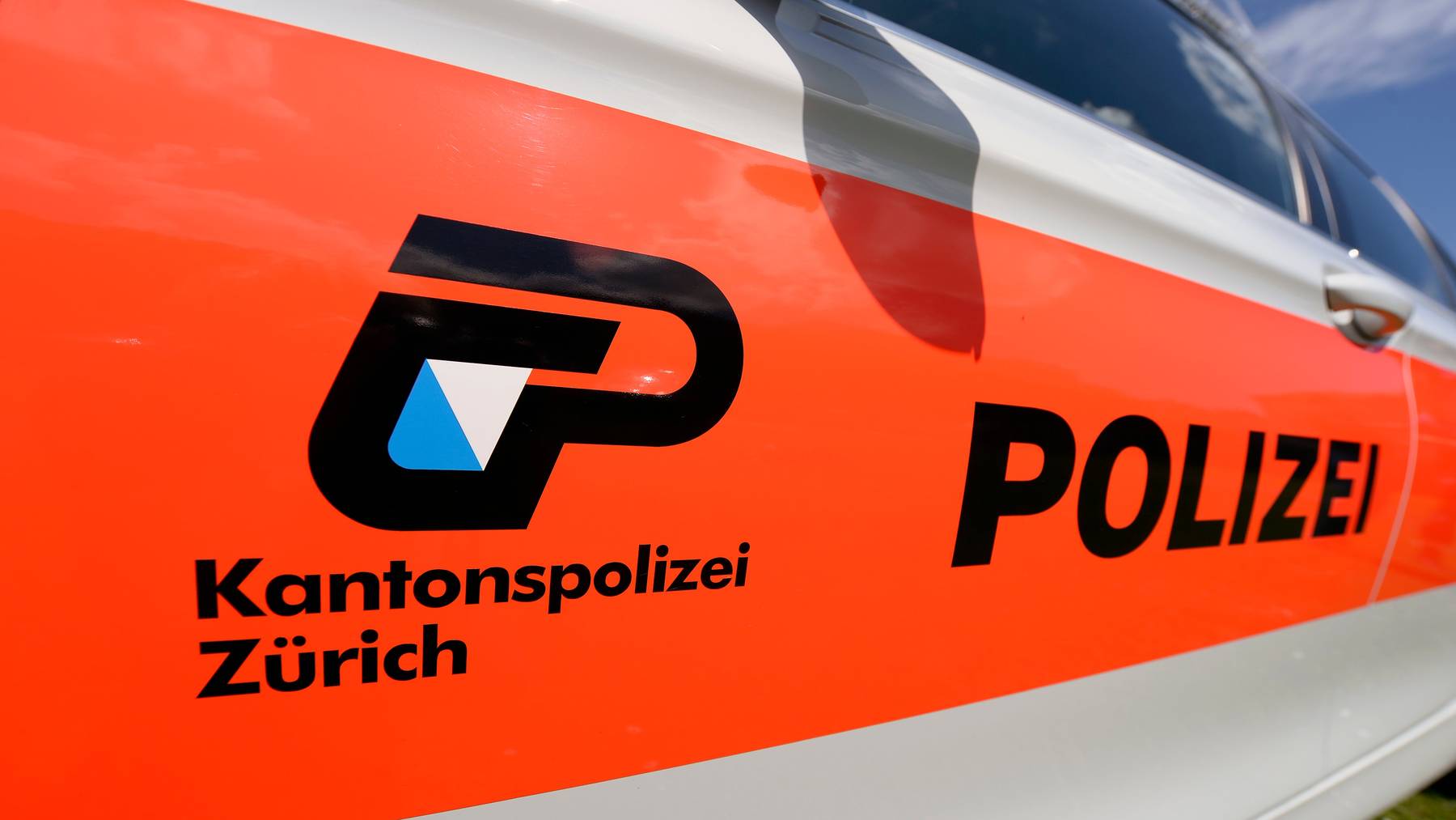 Eine 11-Jährige in Bauma hat laut Kantonspolizei Zürich eine Frau angefahren und einen Signalständer abgeschert. (Symbolbild)