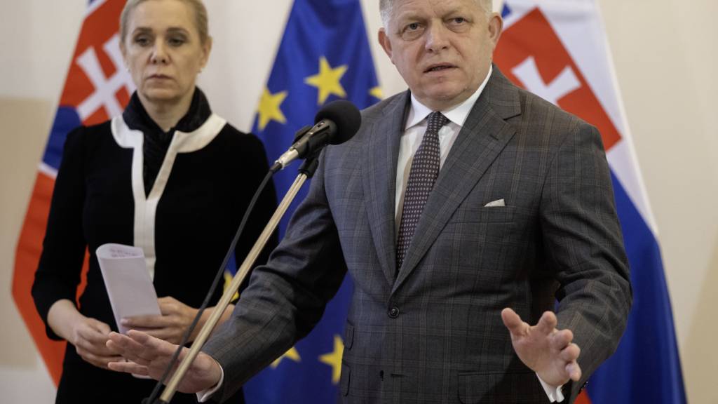 ARCHIV - Robert Fico (Smer-SD), Ministerpräsident der Slowakei, gibt neben Denisa Sakova, Wirtschaftsministerin, eine Erklärung ab (Archivbild). Foto: Martin Baumann/TASR/dpa