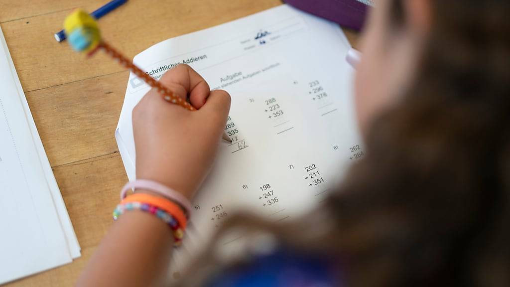 Lehrerinnen und Lehrer im Kanton Uri befürchten, dass die Kinder in grossen Klassen nicht gut betreut werden könnten. (Symbolbild)