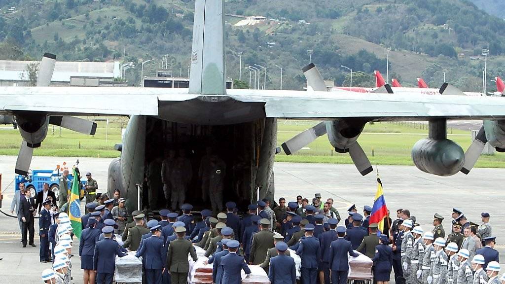 Abschied von den Toten in Kolumbien: Die Opfer des Flugzeugabsturzes werden nach Brasilien gebracht.