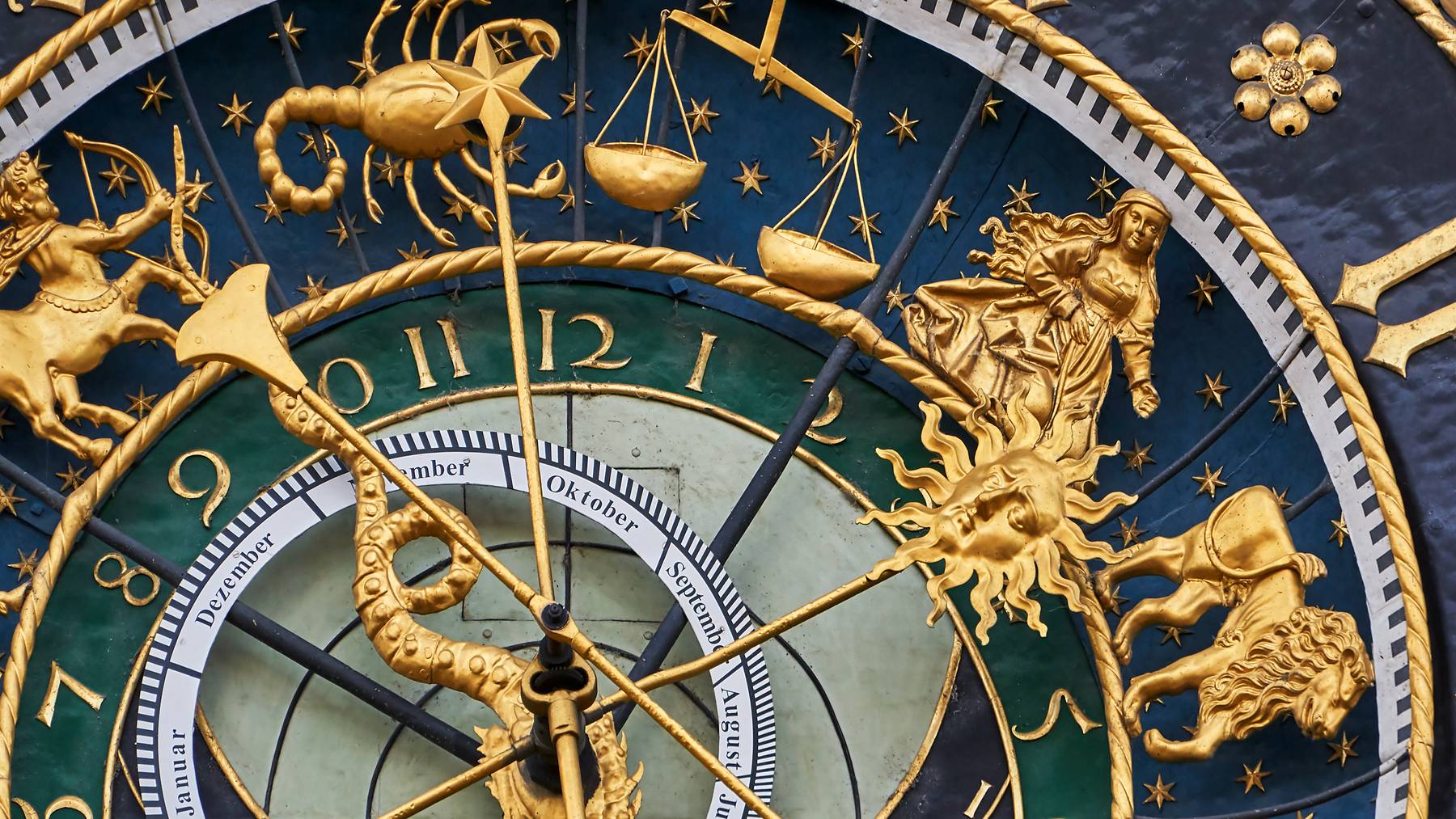 Nahaufnahme der astronomischen Uhr am alten Rathaus in Ulm.
