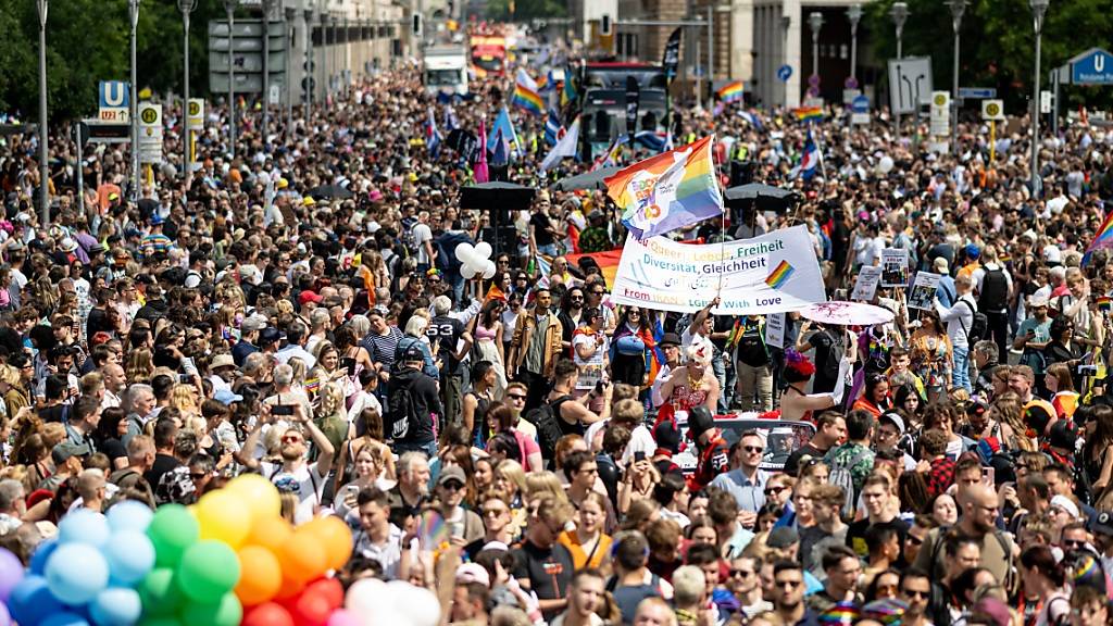 dpatopbilder - Menschen ziehen auf der 45. Berlin Pride-Parade zum Christopher Street Day (CSD) durch die Stadt. Der Berliner CSD ist eine der größten Veranstaltungen der lesbischen, schwulen, bisexuellen, trans-, intergeschlechtlichen und queeren (LGBTIQ) Community in Europa. Foto: Fabian Sommer/dpa