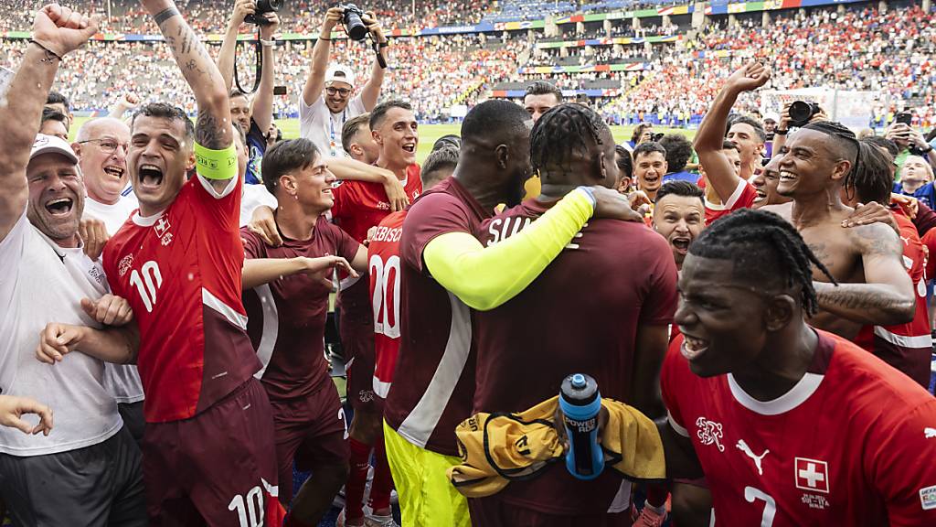 Die Nationalmannschaft feiert den Viertelfinal-Einzug in der Schweizer Fankurve