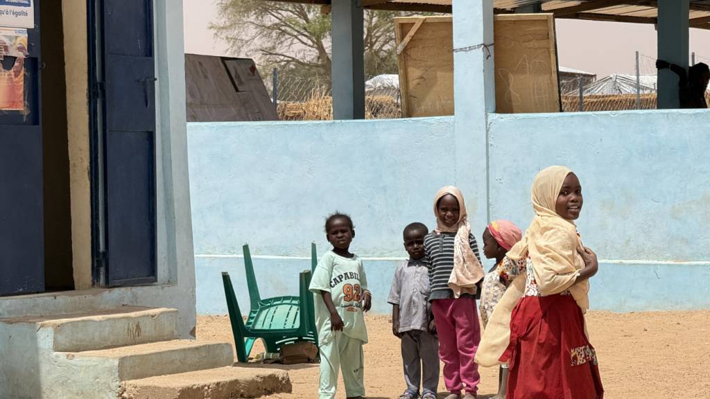 Kinder stehen im Flüchtlingslager Aboutengé im Osten des Tschad. Foto: Eva Krafczyk/dpa