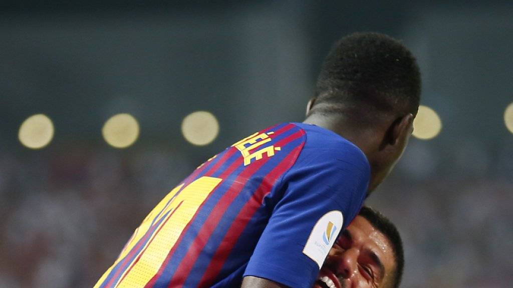 Torschütze Ousmane Dembélé (oben) feiert mit Luis Suarez Barcelonas Siegestor