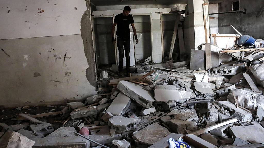 Ein Palästinenser inspiziert die Schäden in einer Moschee nach israelischen Luftangriffen im Flüchtlingslager Dschenin. Seit dem Terrorangriff der im Gazastreifen herrschenden Hamas sind bei Konfrontationen im Westjordanland nach palästinensischen Angaben mehr als 100 Menschen getötet worden. Foto: Ayman Nobani/dpa