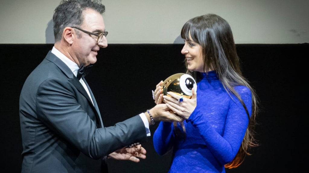 Dakota Johnson (rechts) nimmt von ZFF-Direktor Christian Jungen den «Golden Eye Award» entgegen.