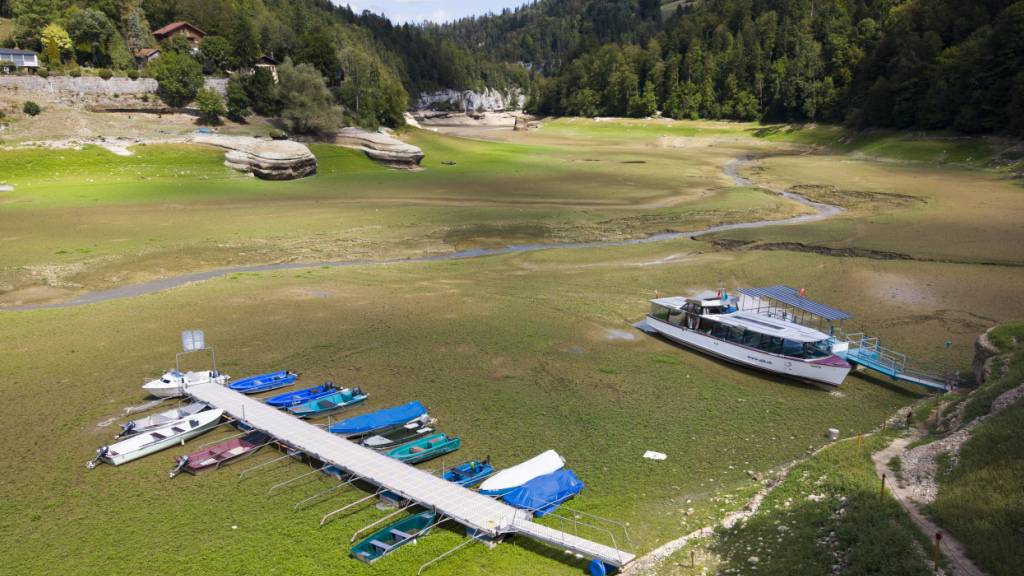 Der Lac des Brenets im Kanton Neuenburg ist seit einem Monat ausgetrocknet und hat sich in eine Wiese verwandelt.