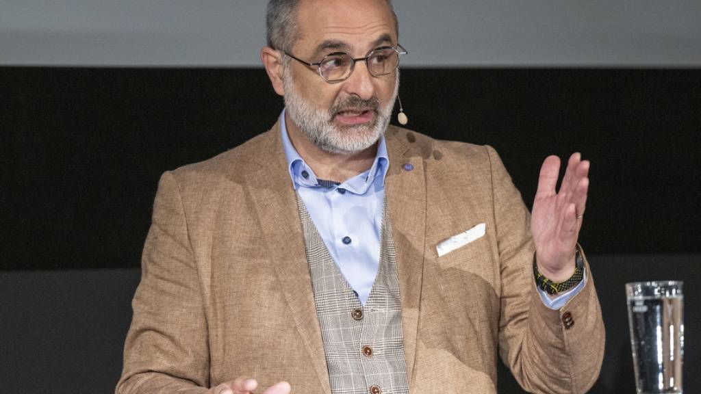 Giona Nazzaro, künstlerischer Leiter des Locarno Film Festival, hat am Mittwoch vor Medien in Bern bekannt gegeben, was die Filmfans an der 76. Ausgabe im kommenden August erwartet: insgesamt 214 Filme unter dem Motto «Das Kino, wir und die Welt. Zusammen».