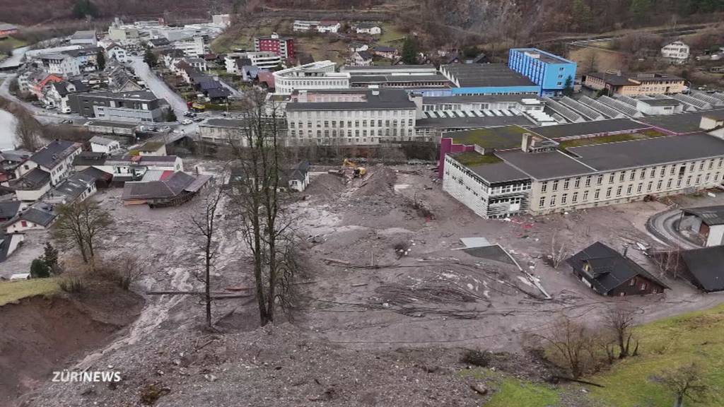 Nach Erdrutsch in Schwanden: ferngesteuerter Bagger schützt Häuser