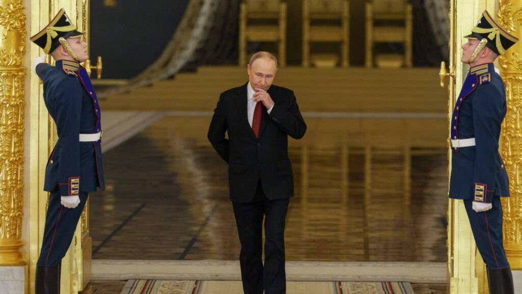 Wladimir Putin, Präsident von Russland, betritt den Alexandersaal des Großen Kremlpalastes. Foto: Ramil Sitdikov/Pool Reuters/AP/dpa