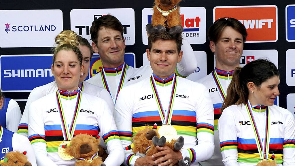 Die Schweizer Stefan Bissegger, Stefan Küng, Mauro Schmid, Elise Chabbey, Nicole Koller und Marlen Reusser feiern auf dem Podest in Glasgow ihren Sieg im Mixed-Teamzeitfahren