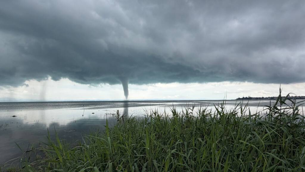 Eine Wasserhose hat sich über dem Bodensee gebildet. Foto: Kraus/swd-medien/dpa