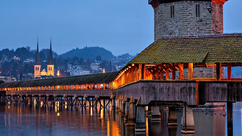 Ab 5. Mai werden auf der Kapellbrücke die bestehenden Leuchten mit LED-Leuchten ersetzt. (Archivbild)