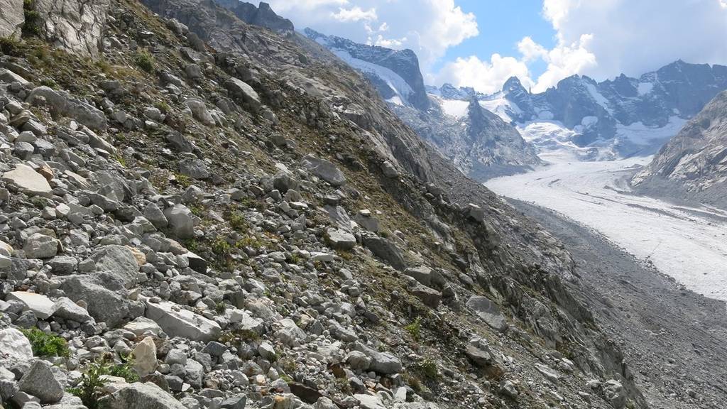 Die Italienerin stürzte siebzig Meter in die Tiefe und blieb schwer verletzt auf dem Weg liegen. (Bild: Kapo GR)