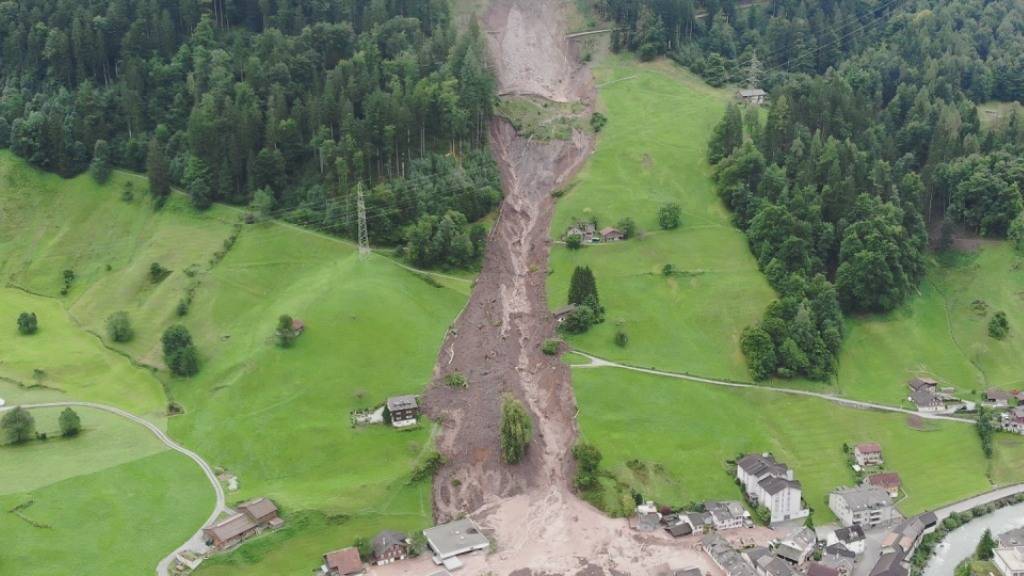 Geröll- und Schlammassen verdecken Häuser in Schwanden.