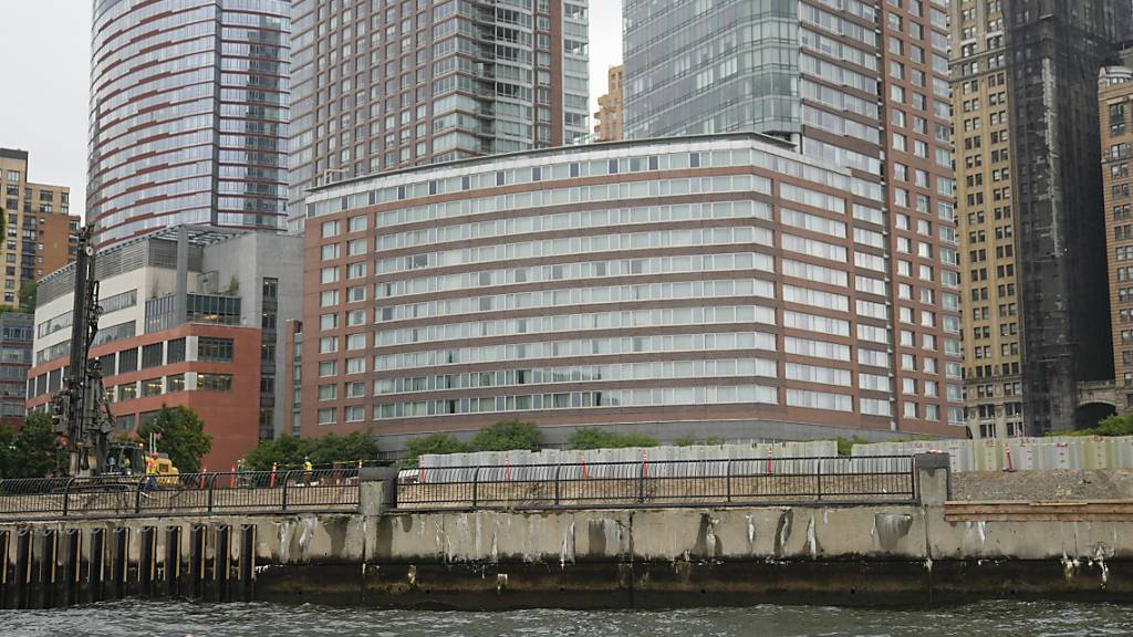 Lewis Pugh, Schwimmer und Umweltschützer aus Großbritannien, schwimmt am Rande von Lower Manhattan im Hudson River. Der 53-jährige Ausdauerschwimmer beendete seine einmonatige Flussreise entlang des gesamten Hudson River an der unteren Spitze von Manhattan. Foto: Seth Wenig/AP/dpa