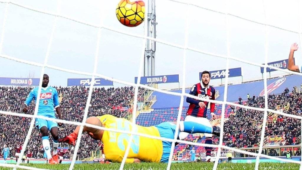 Ball im Netz: Bolognas Doppeltorschütze Mattia Destro bezwingt Napoli-Keeper Pepe Reina zum 1:0