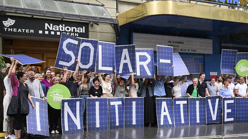 Die Delegierten der Grünen bei einer Fotoaktion für die Solar-Initiative.