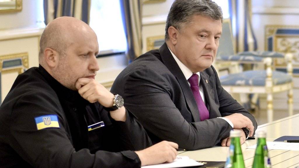 Der ukrainische Präsident Petro Poroschenko (rechts) und Oleksandr Turchynov, Chef des Nationalen Sicherheits- und Verteidigungsrates, am Donnerstag in Kiew.