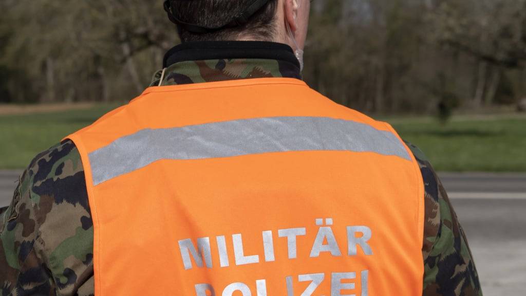 Die Militärpolizei sucht nach der Ursache der Gewässerverschmutzung. (Symbolbild)