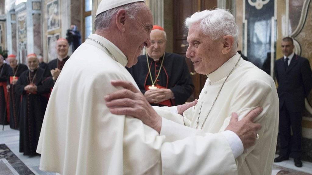 Papst Franziskus (l) mit seinem Vorgänger Joseph Ratzinger (r) im vergangenen Juni. Beide waren in ihrer Jugend unglücklich in Mädchen verliebt. (Archivbild)