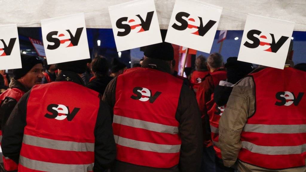Gewerkschaftlich organisierte SBB-Mitarbeiter protestieren in Bern-Wankdorf gegen die Sparpläne ihrer Arbeitgeberin.