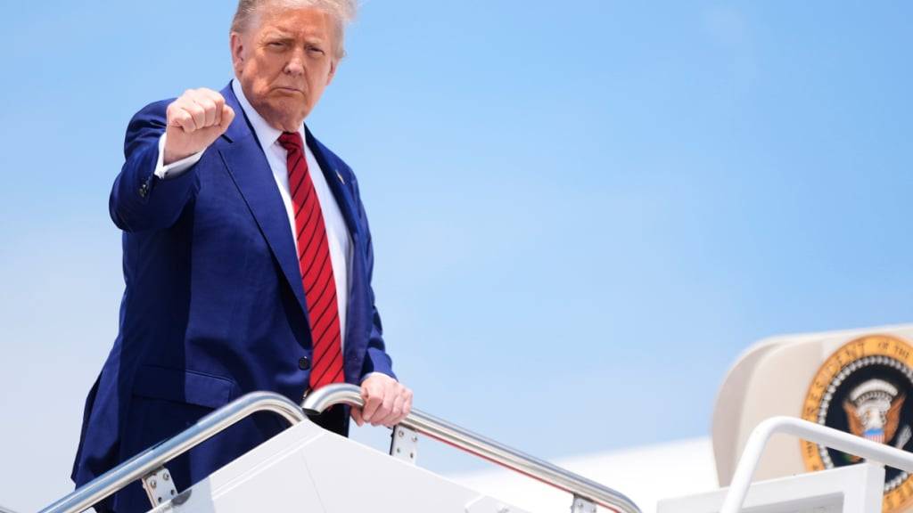 dpatopbilder - Präsident Donald Trump gestikuliert, als er an Bord der Air Force One geht. Foto: Manuel Balce Ceneta/AP/dpa