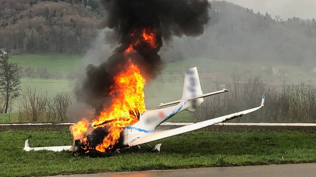 Flugzeug fängt kurz nach Start Feuer – Schülerin verletzt