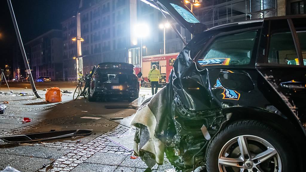 dpatopbilder - Zwei zerstörte PKW stehen nach dem Unfall im Frankfurter Ostend auf der Straße. Bei einer tödlichen Kollision hat ein SUV mehrere Menschen erfasst. Foto: Silas Stein/dpa - ACHTUNG: KFZ Kennzeichen wurde(n) aus rechtlichen Gründen gepixelt