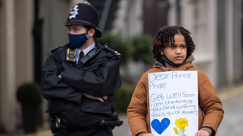 Der zehnjährige Twanna Helmy aus London wünscht Prinz Philip mit einem Plakat baldige Genesung.