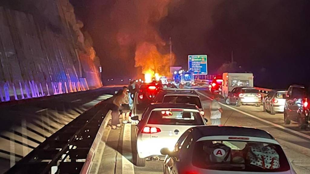 Fahrzeugbrand, Pannen und gesperrte Einfahrten: Kilometerlanger Stau vor dem Gotthard-Nordportal