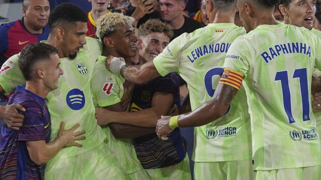Dank einem späten Eigentor können Lamine Yamal und seine Teamkollegen des FC Barcelona doch noch den zweiten Saisonsieg bejubeln