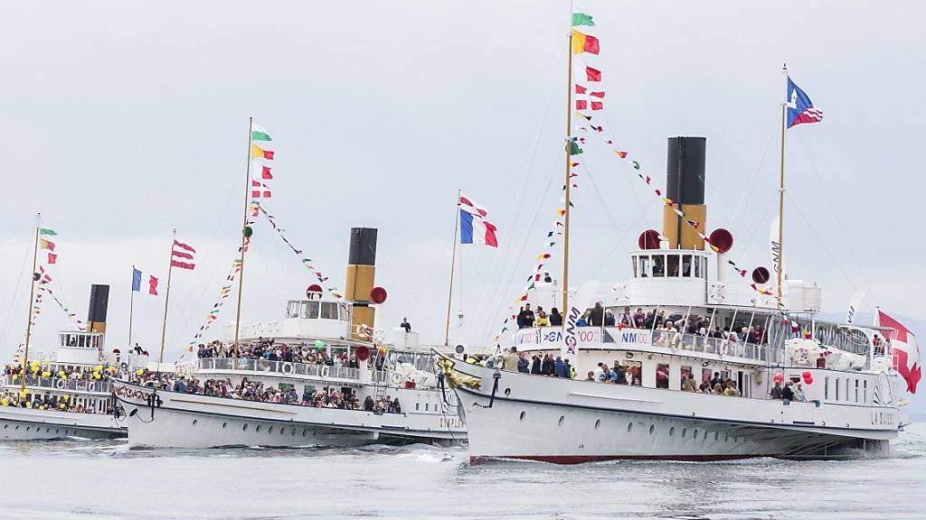 Die Dampfschiffe «Vevey», «Simplon», «Suisse», «Rhône» und «Savoie» präsentieren sich bei einer Parade auf dem Genfersee.