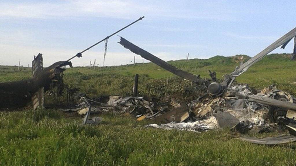 Spuren der schweren Gefechte: Überreste eines aserbaidschanischen Helikopters liegen in Berg-Karabach auf einem Feld.